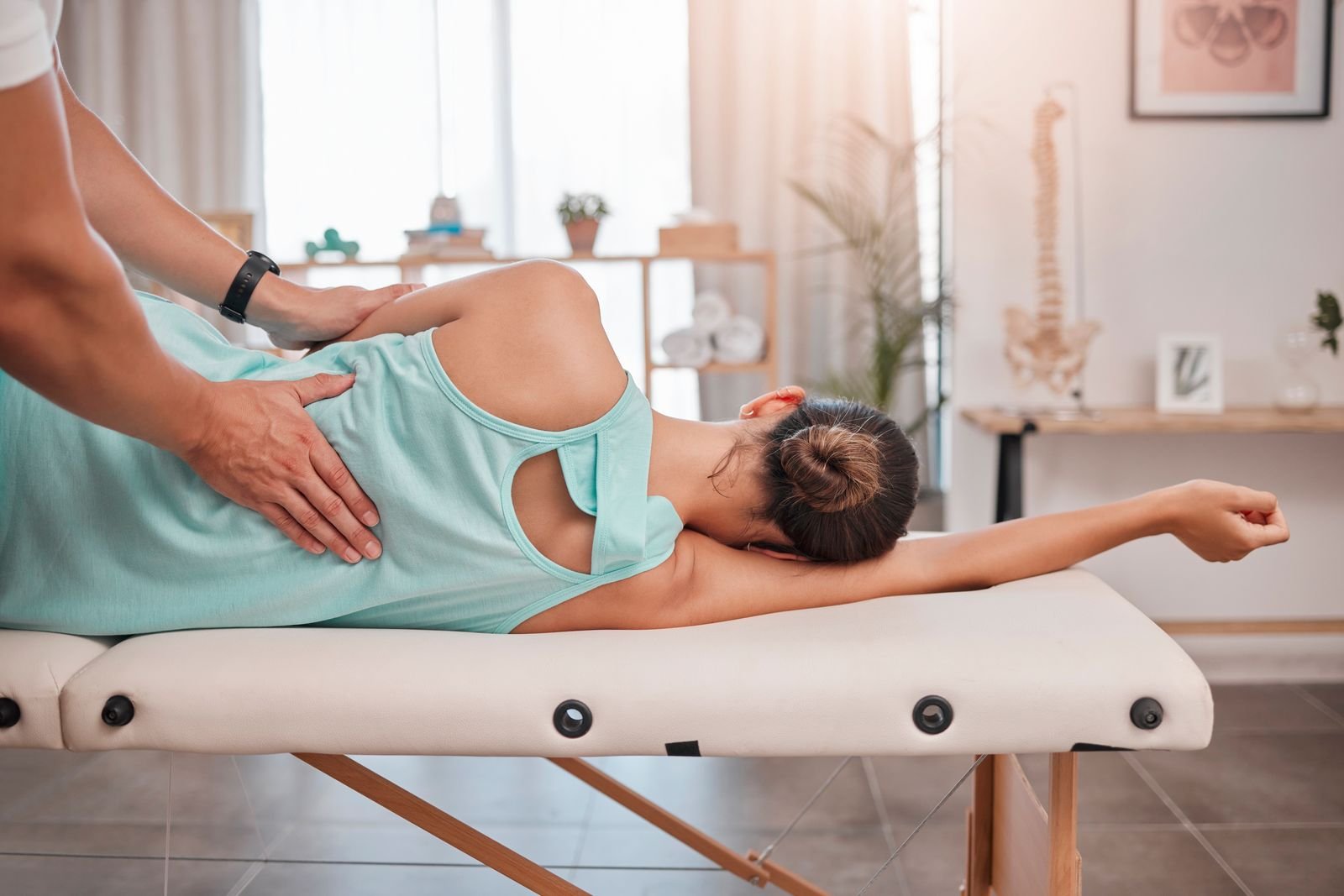 Hands-on treatment of the thoracic spine at New Ray Physiotherapy and Health Clinic in Abbotsford